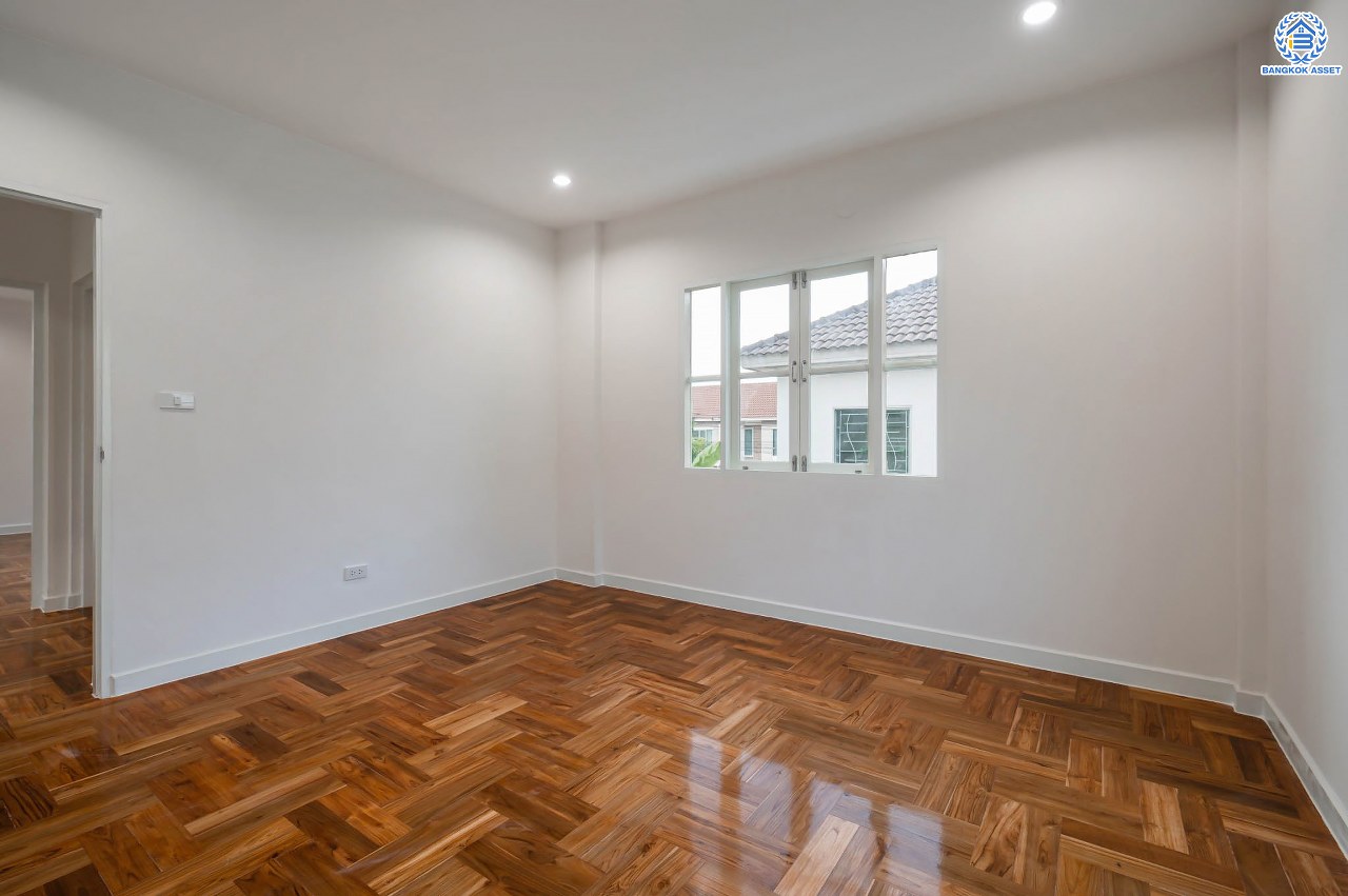 บ้านตกแต่งใหม่ โครงการ มัณฑนา  วัดพระเงิน ตกแต่งหรูหราดีไซน์สุด Classic เนื้อที่ 85.6 ตร.ว ฟังก์ชันจัดเต็ม 3 ห้องนอน 4 ห้องน้ำ 1 ห้องแม่บ้าน จอดรถได้ถึง 2 คัน เชื่อมต่อถนนกาญจนาฯ ใกล้รถไฟฟ้าสายสีม่วง "สถานีสามแยกบางใหญ่" และทางด่วน "ศรีรัช" รายล้อมด้วยสิ่งอำนวยความสะดวกมากมาย